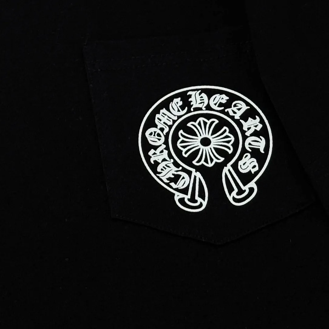 P170 Chrome Hearts Chrome Hearts 25 high version. The fabric is made of 300g high-density pure cotton. It does not deform or shrink. It has three labels. It is the same style for men and women. Technology: Gradient digital printing. Color: White. Black. SIZE: S-XL.
